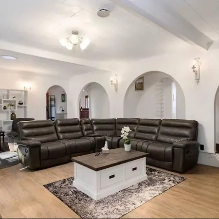 Hopoe City Villa